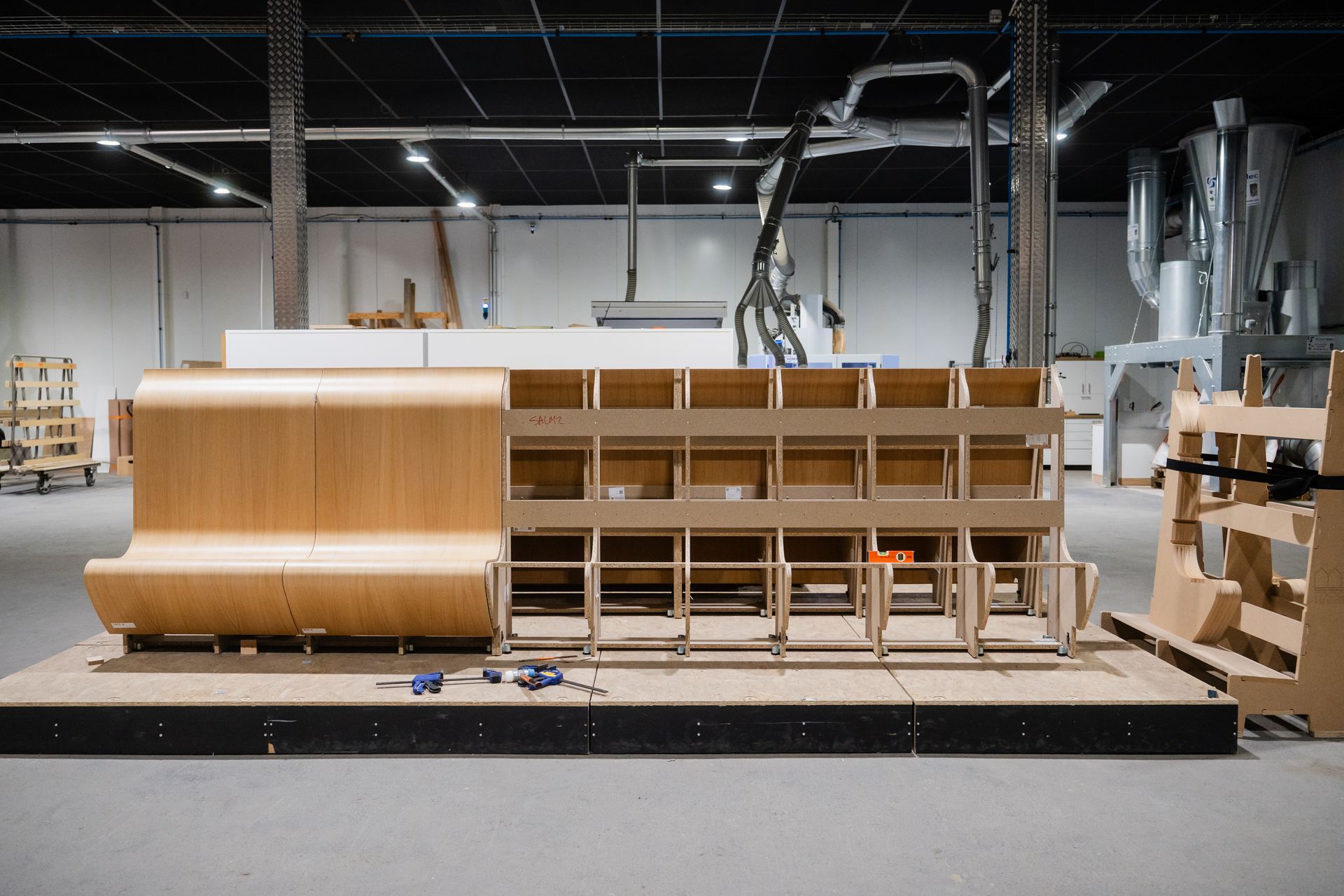 Mobilier aux formes courbes en cours de fabrication