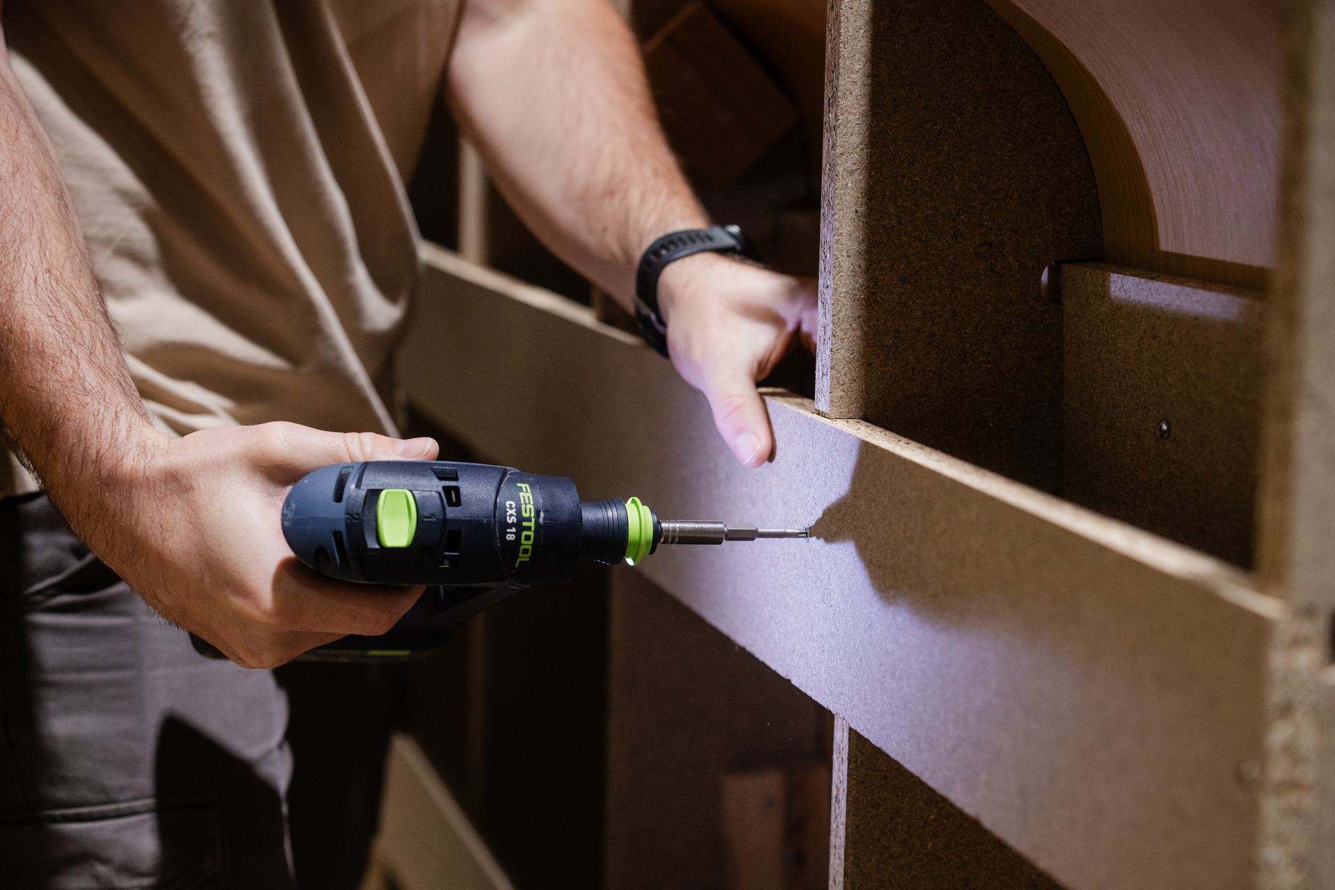 Assemblage et perçage d'un meuble sur-mesure