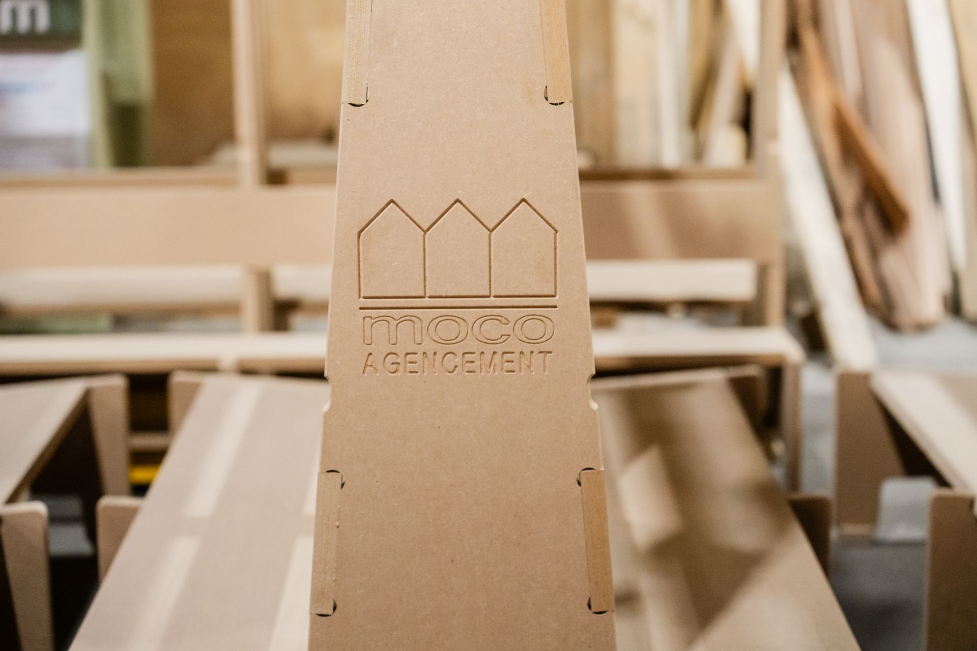 Logo MOCO gravé dans le bois, réalisé à l'atelier