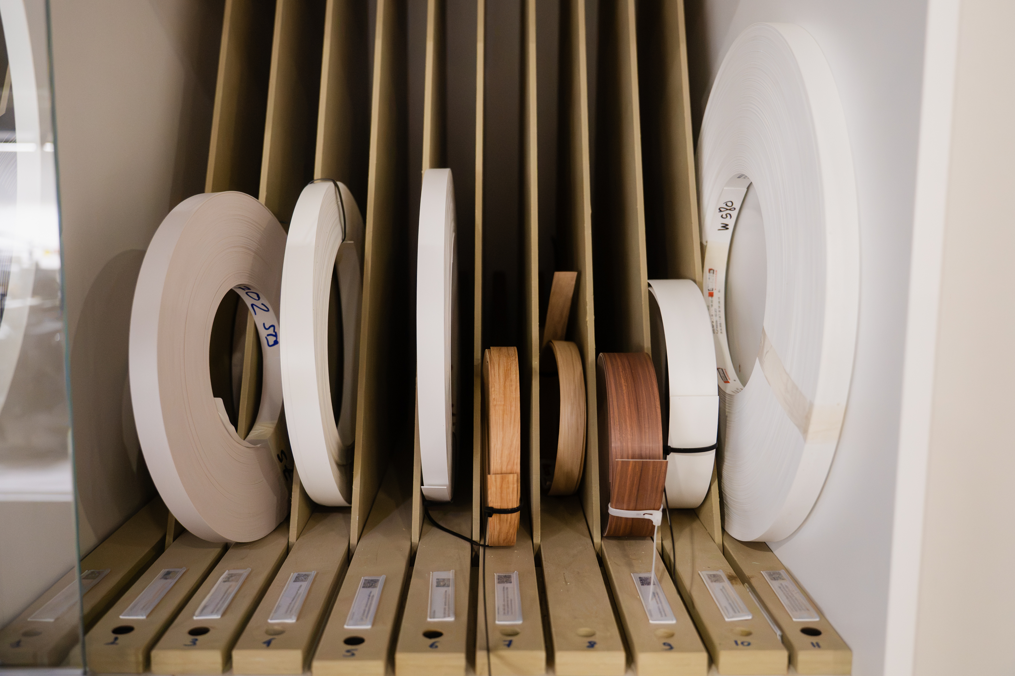 Stock de chants bois et couleurs pour le plaquage des panneaux